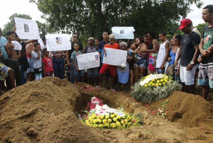 Parentes e amigos de Kauan protestaram durante o enterro
