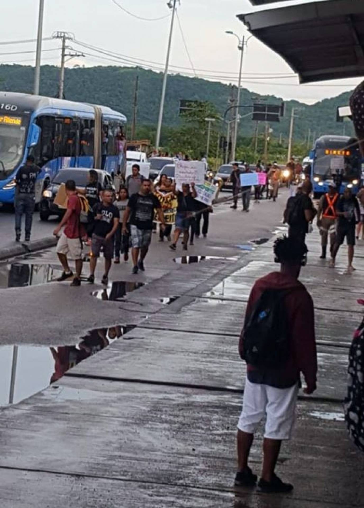Manifestantes ocupam a pista do corredor expresso