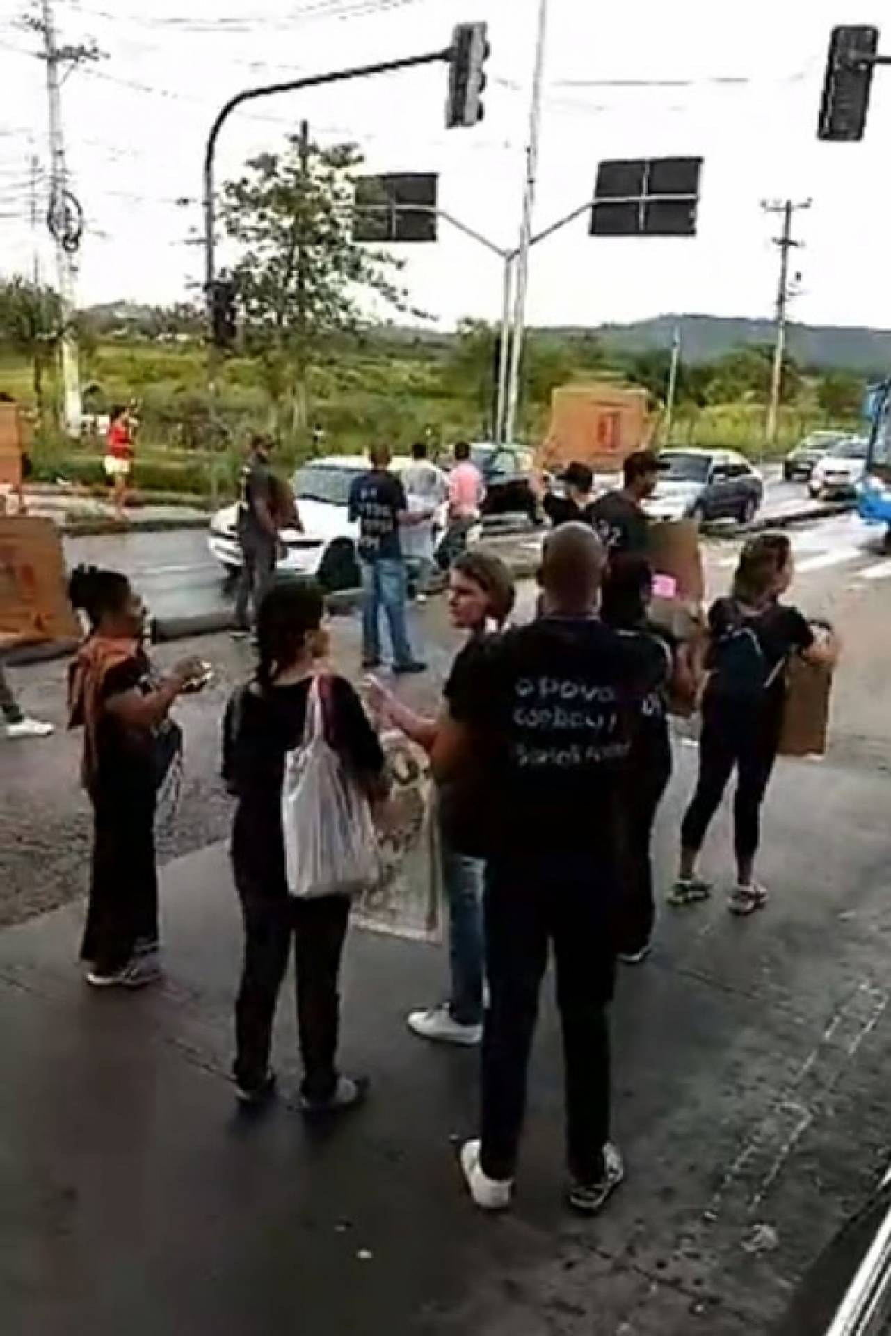 Manifestantes ocupam a pista do corredor expresso