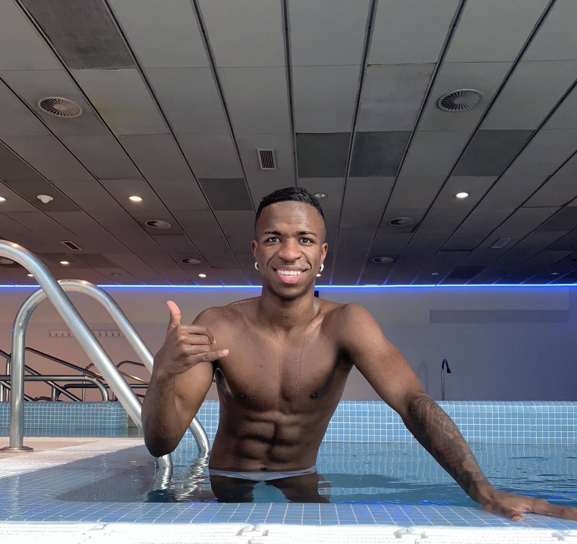 vinícius junior posa na piscina e seguidores perguntam está pelado