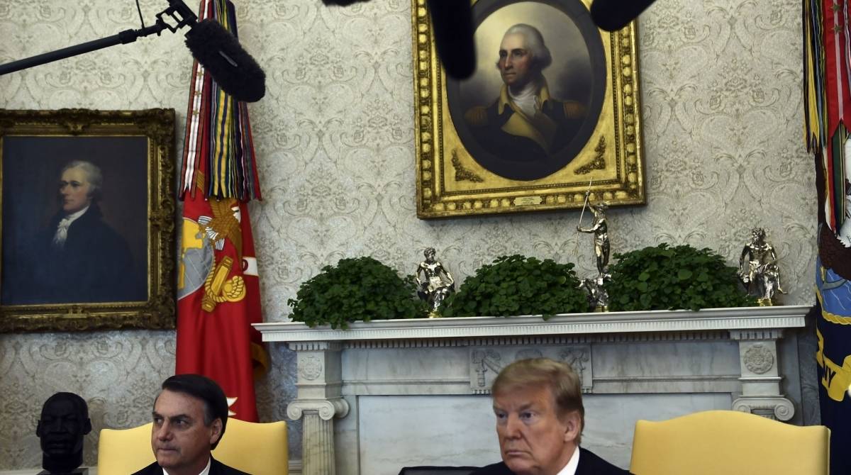 O presidente dos EUA, Donald Trump se re&uacute;ne com o presidente brasileiro Jair Bolsonaro no Sal&atilde;o Oval da Casa Branca em 19 de mar&ccedil;o de 2019 em Washington, DC