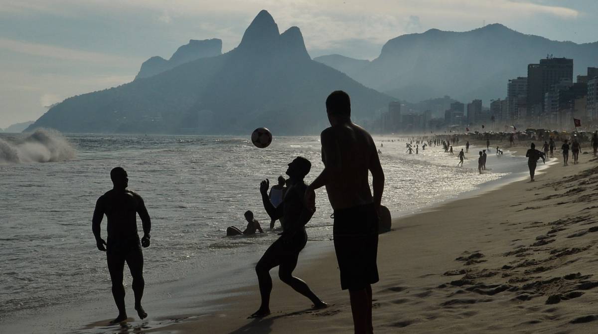 Apesar da alta temperatura, há previsão de chuva para esta tarde - Armando Paiva / Agência O Dia