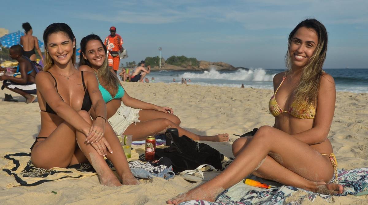 Rio,19/03/2019 - Fim do Verão no Rio de Janeiro - Movimentação na praia de Ipanema, Maria Cecília Beltrão, Daniela e Gabriela Barbosa aproveitam o último dia de verão no Rio de Janeiro.Foto: Armando Paiva/ Agência O Dia Cidade, Praia, Final do Verao, Ipanema