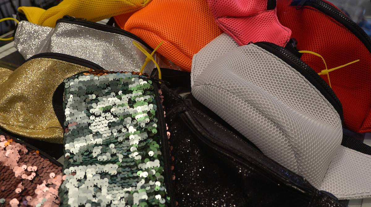 Rio,19/03/2019 - Produtos Mais Vendidos no Verão Caioca - Produtos mais vendidos no Saara durante todo o verão carioca, Centro do Rio de Janeiro.Foto: Armando Paiva/ Agência O Dia Cidade, Produtos vendidos, Pochetes, Corote