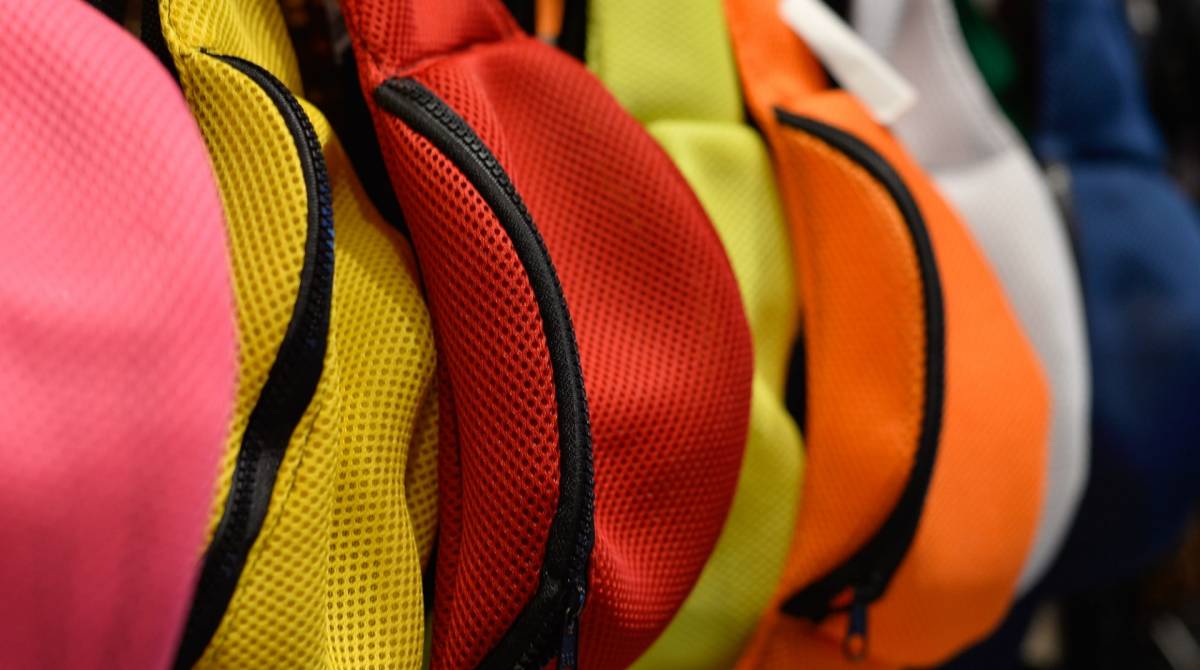 Rio,19/03/2019 - Produtos Mais Vendidos no Verão Caioca - Produtos mais vendidos no Saara durante todo o verão carioca, Centro do Rio de Janeiro.Foto: Armando Paiva/ Agência O Dia Cidade, Produtos vendidos, Pochetes, Corote