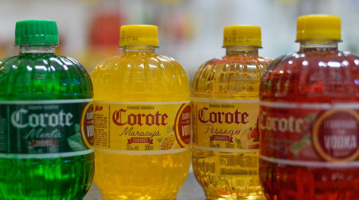 Rio,19/03/2019 - Produtos Mais Vendidos no Verão Caioca - Produtos mais vendidos no Saara durante todo o verão carioca, Centro do Rio de Janeiro.Foto: Armando Paiva/ Agência O Dia Cidade, Produtos vendidos, Pochetes, Corote