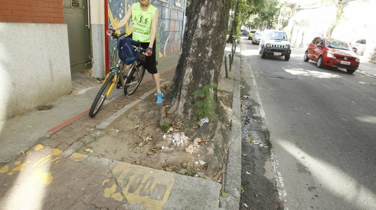 Ciclistas que tem problemas com obstáculos em ciclovias. Na foto, Alessandra Menza, em calçada na rua Visconde de Silva, em Botafogo.   