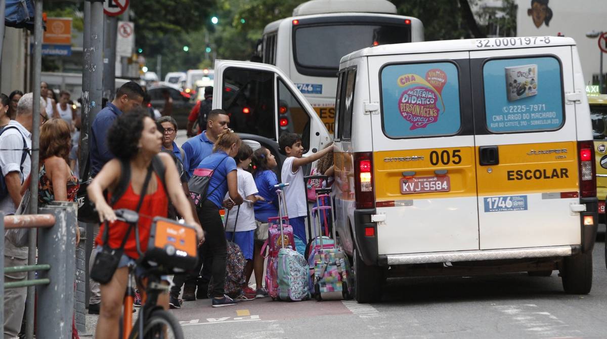 19/03/2019 - Suite da materia sobre a morte de ciclista na Barra da Tijuca - Reclamacoes e  irregularidades cometidas por usuarios de bicicletas e patinetes, motoristas, ciclistas e pedestres. Na imagem, motorista de van escolar estaciona ao lado da ciclovia para embarque e desembarque de alunos. Foto de Alexandre Brum / Agencia O Dia