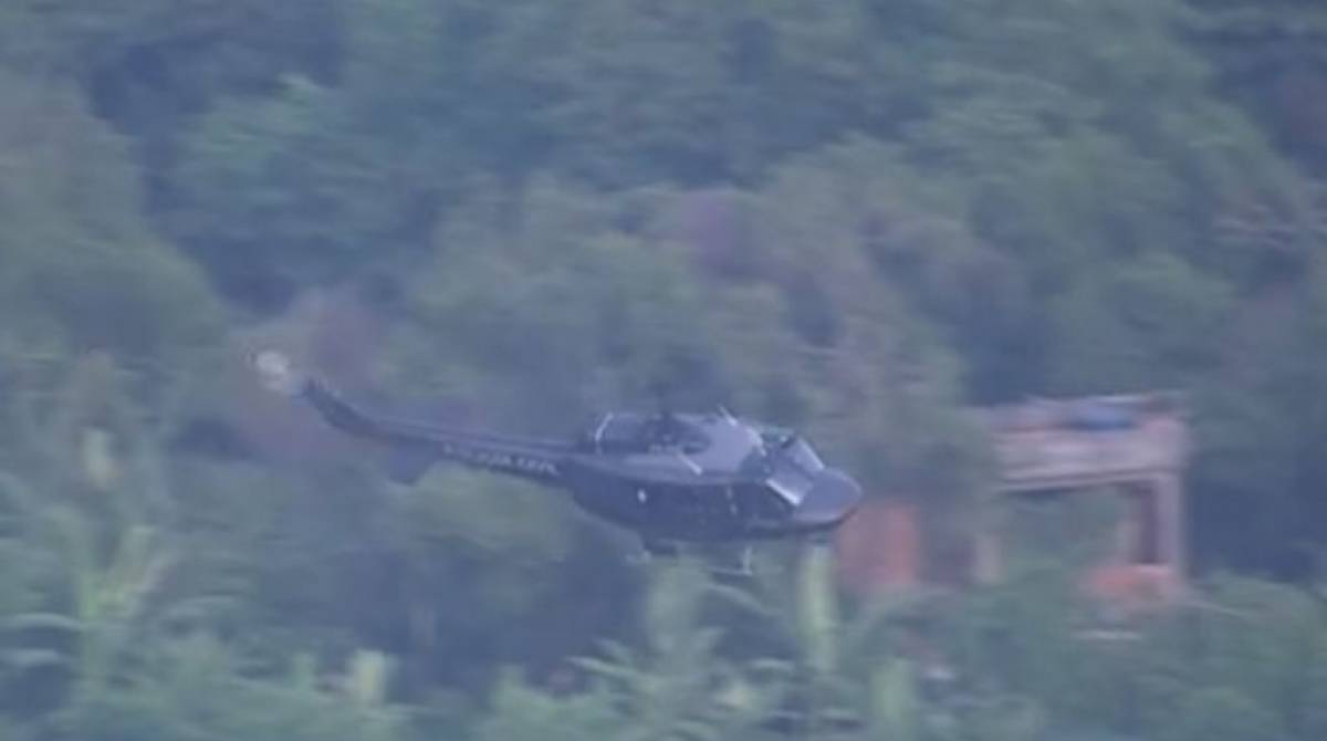 Helicóptero da Polícia Civil em operação na Cidade de Deus - Reprodução da TV Globo