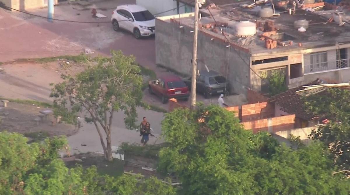 Helicóptero da TV Globo flagrou traficantes fortemente armados na Cidade de Deus