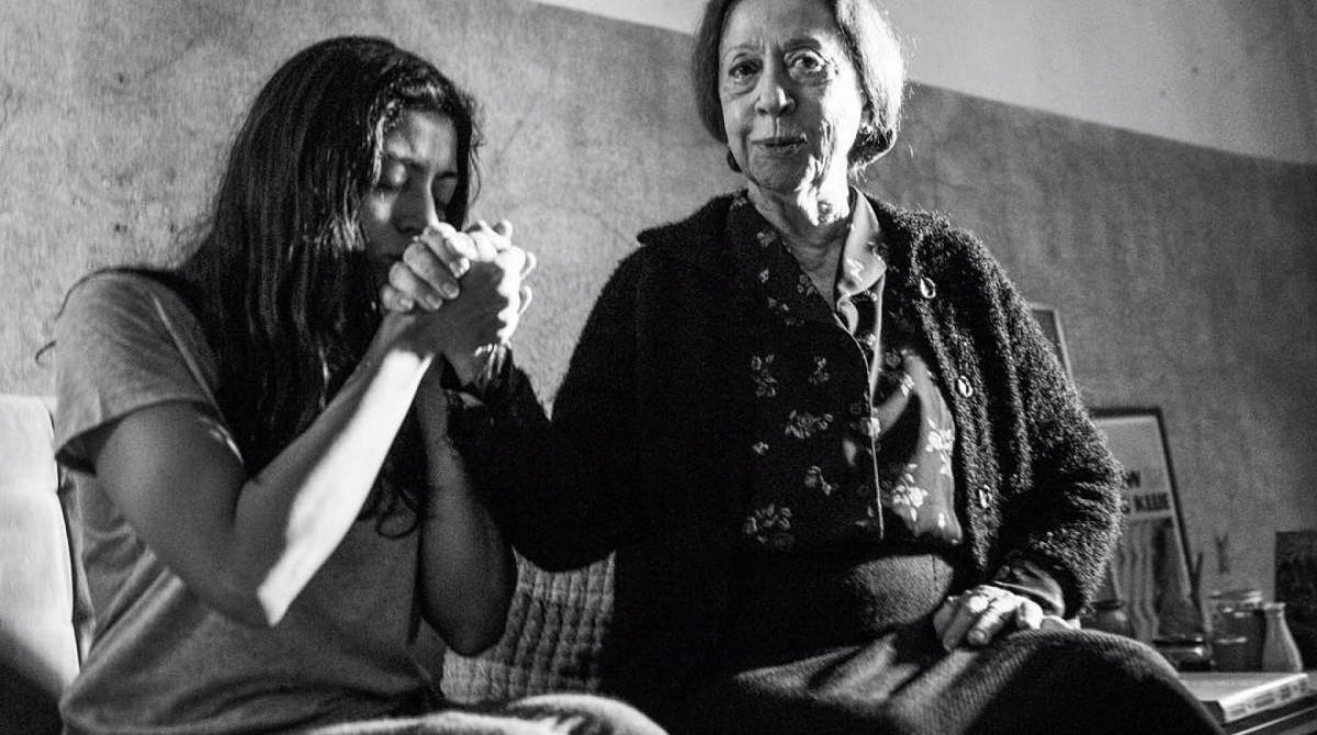 A atriz com Fernanda Montenegro durante uma pausa no filme \'O Juízo\'