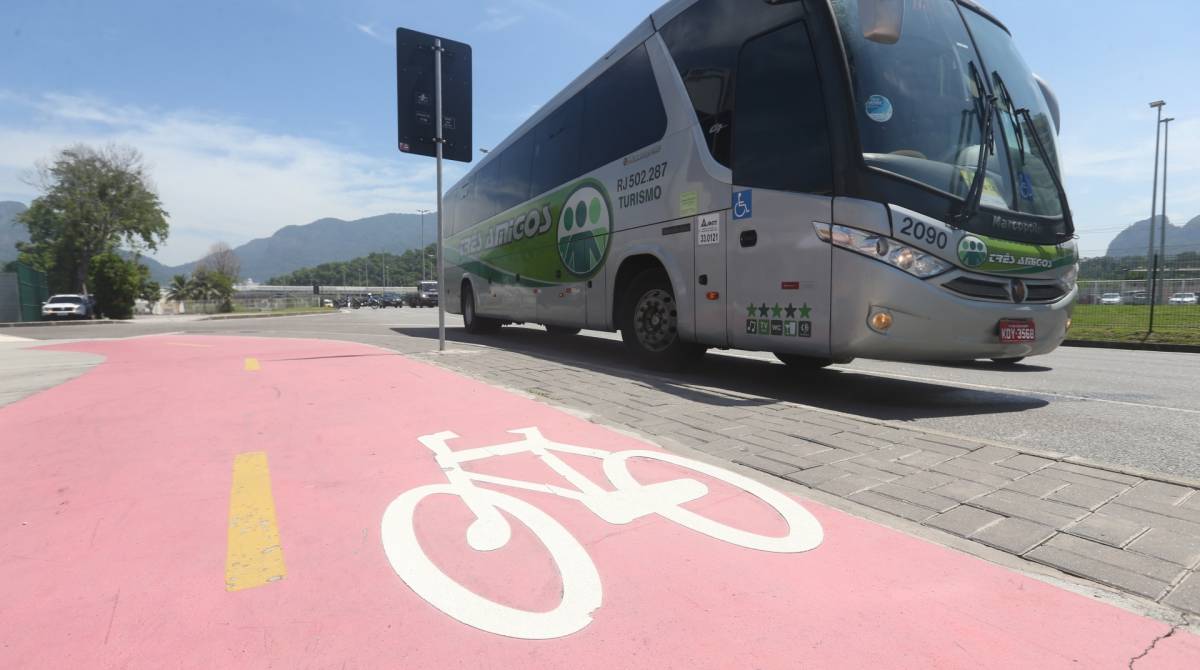 &Ocirc;nibus atropelou e matou empres&aacute;rio que pedalava na Avenida Abelardo Bueno, na Barra da Tijuca