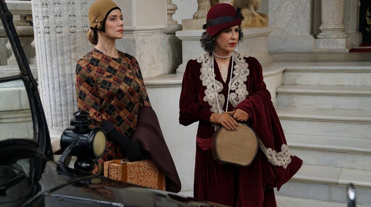 Let&iacute;cia Spiller e Guilhermina Guinle, respectivamente, como a governanta e a av&oacute; de Jorge Guinle no filme \'Jorginho Guinle - $&oacute; Se Vive Uma Vez\'