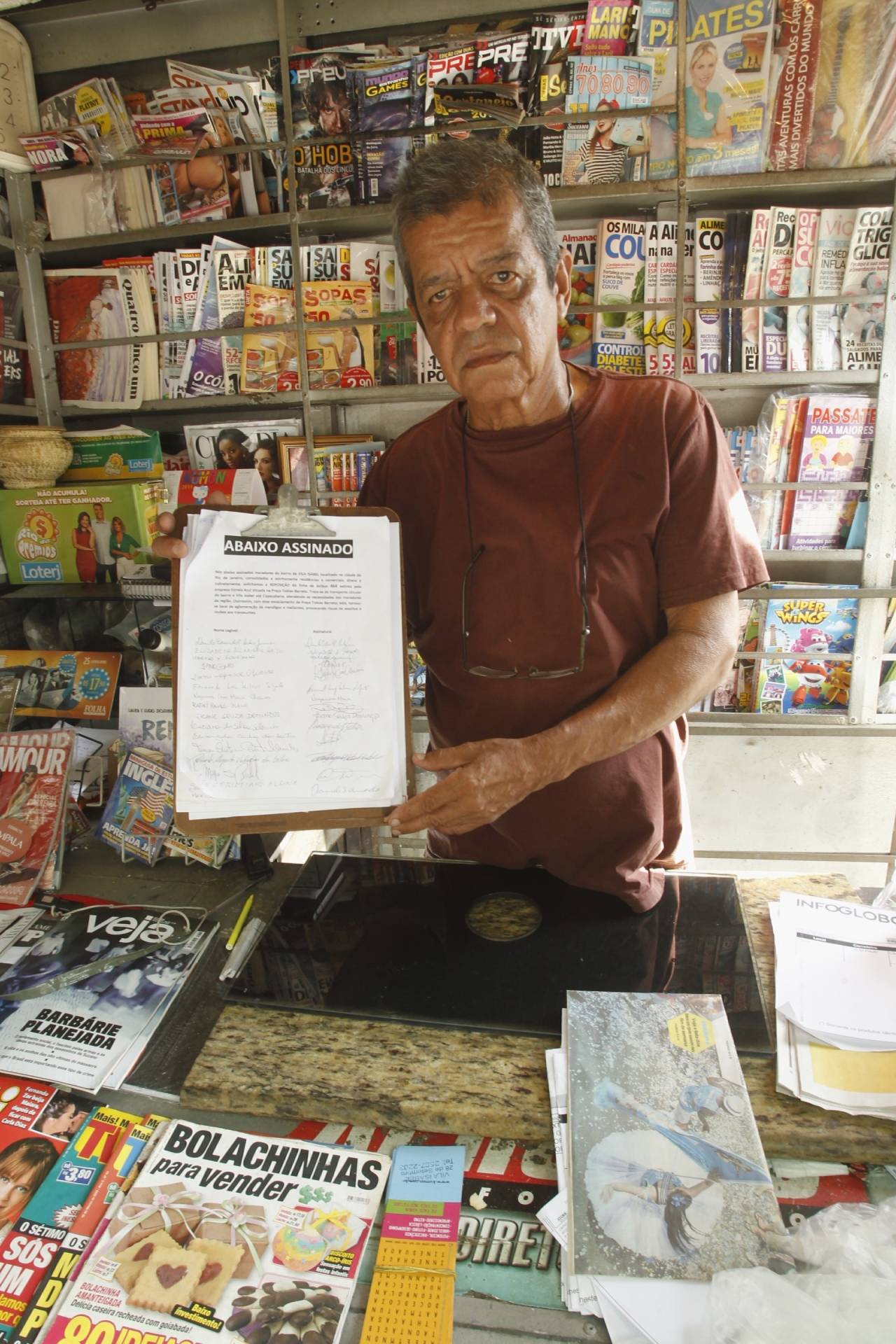 Moradores de Vila Isabel fazem abaixo assinado para a volta na Praça Tobias Barreto, do ponto final do ônibus 464. Na foto, o Jornaleiro Sérgio, em sua banca que abriga o abaixo assinado.