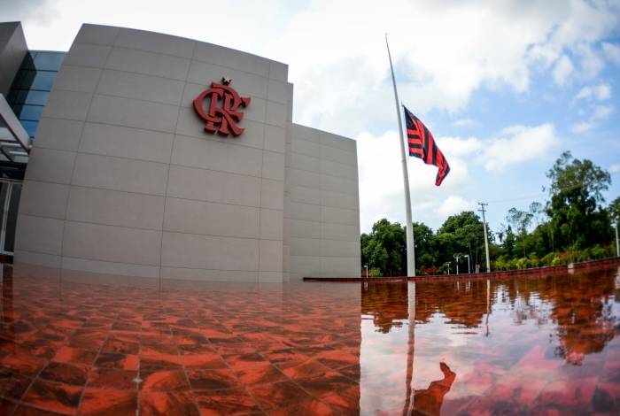 Bandeira do Flamengo permanece a meio-mastro no CT do Ninho do Urubu, onde ocorreu o incêndio