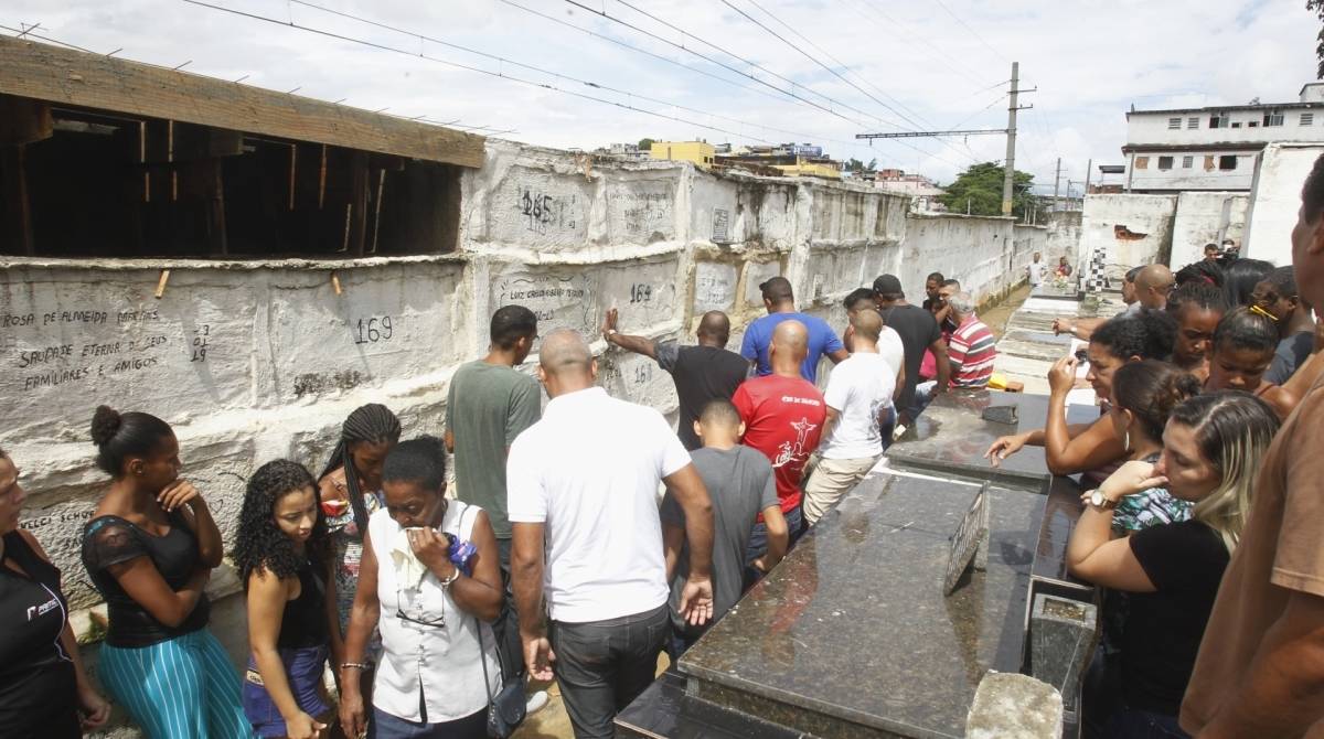 A jovem, Luciana Vermelho Marinho, &eacute; encontrada morta na Baixada &eacute; enterrada no cemit&eacute;rio de Vila Rosali,pr&oacute;ximo ao local do crime, que aconteceu em S&atilde;o Jo&atilde;o de Meriti na madrugada desta ter&ccedil;a-feira.  