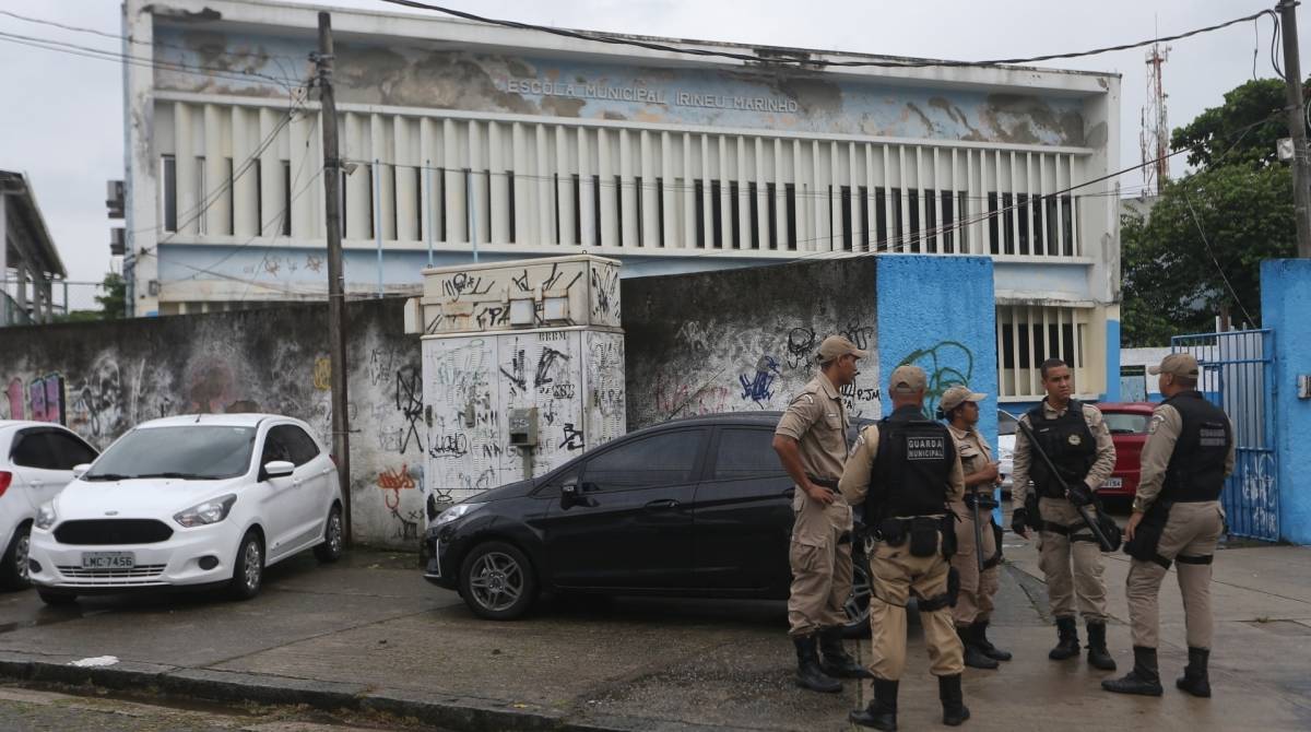 Rio - Escola Municipal Irineu Marinho -Presença da Gurda Municipal na escola onde um adolescente de 16 anos foi apreendido após tentar esfaquear alunos, na noite desta terça-feira (19). Foto: Daniel Castelo Branco / Agência O Dia