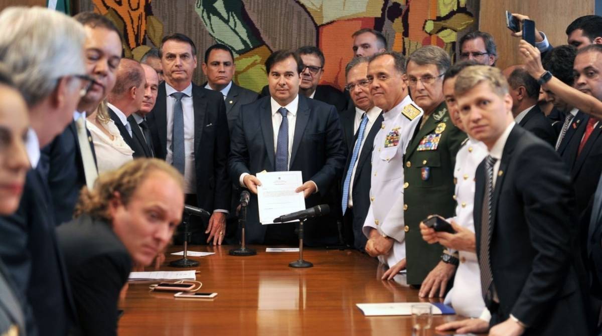 O presidente Jair Bolsonaro entrega a proposta de reforma da Previdência dos militares ao presidente da Câmara dos Deputados, Rodrigo Maia.