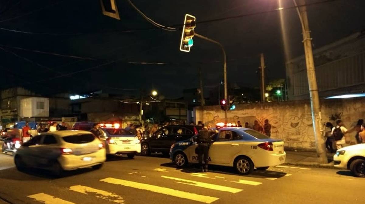 Estudantes se aglomeraram na porta da escola depois o episódio