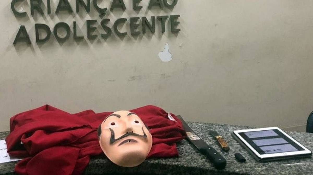 Na casa do jovem, foram apreendidos fac&atilde;o e uma m&aacute;scara