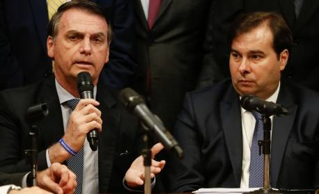 Rodrigo Maia diz acreditar que Bolsonaro seja gay: 'prefere dizer que é machão'