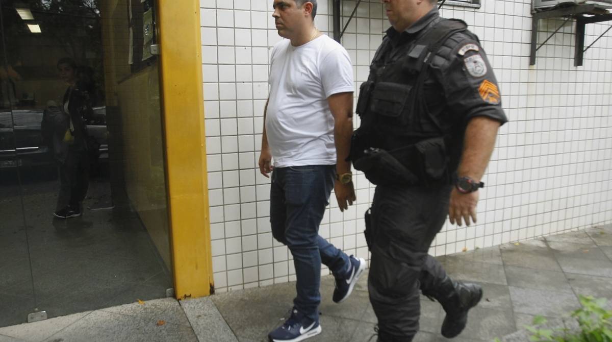 Chegada na 32DP, do Policial que agrediu mulher em lanchonete. Na foto, o agressor Augusto Cesar Lima Santana.                       Estefan Radovicz / Agência O Dia                                       CIDADE,RIO,AGRESSÃO,PM                   