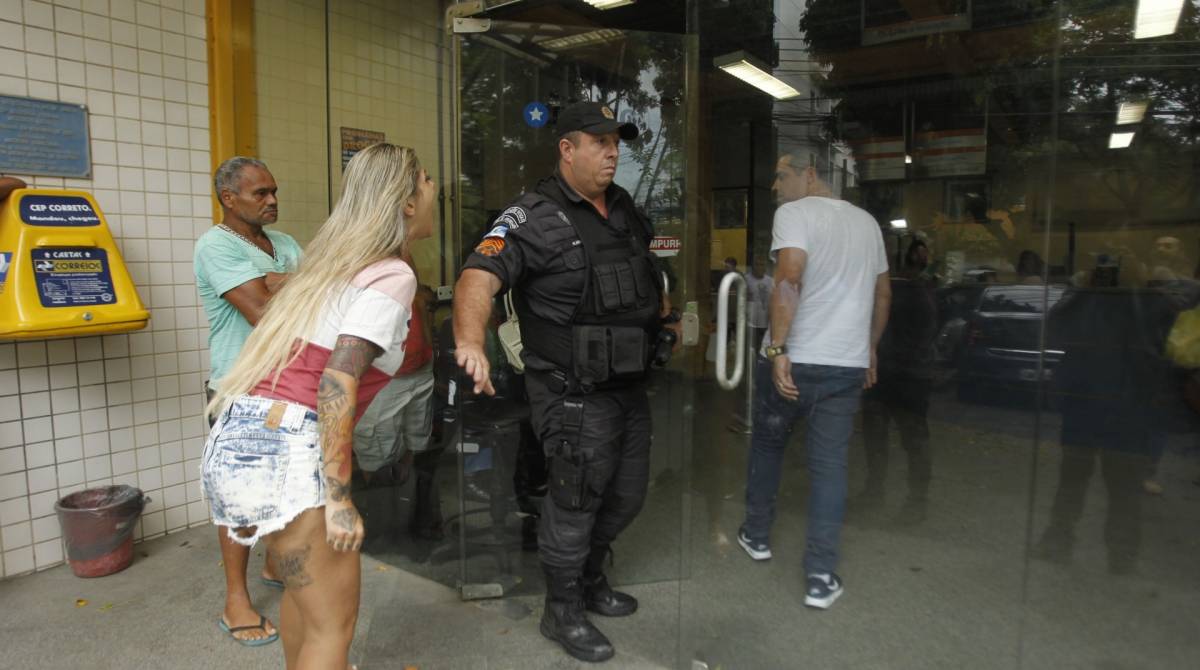 Chegada na 32DP Na Taquara, do Policial que agrediu mulher em lanchonete. Na foto, Sara Pacheco, irmã da agreda, xinga o agressor, Augusto Cesar Lima Santana. Estefan Radovicz / Agência O Dia CIDADE,RIO,VIOLÊNCIA,AGRESSÃO,PM
Byline