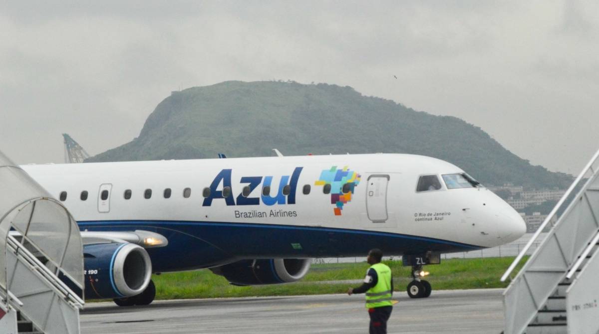 Rio, 21/03/2019 - AG&Ecirc;NCIA DE NOT&Iacute;CIAS - PARCEIRO - Movimenta&ccedil;&atilde;o no Aeroporto Santos Dumont, na Regi&atilde;o Central do Rio, que nesta quinta-feira (21) opera por instrumentos por causa do mau tempo - Foto: Paulo Carneiro/Parceiro/Ag&ecirc;ncia O Dia