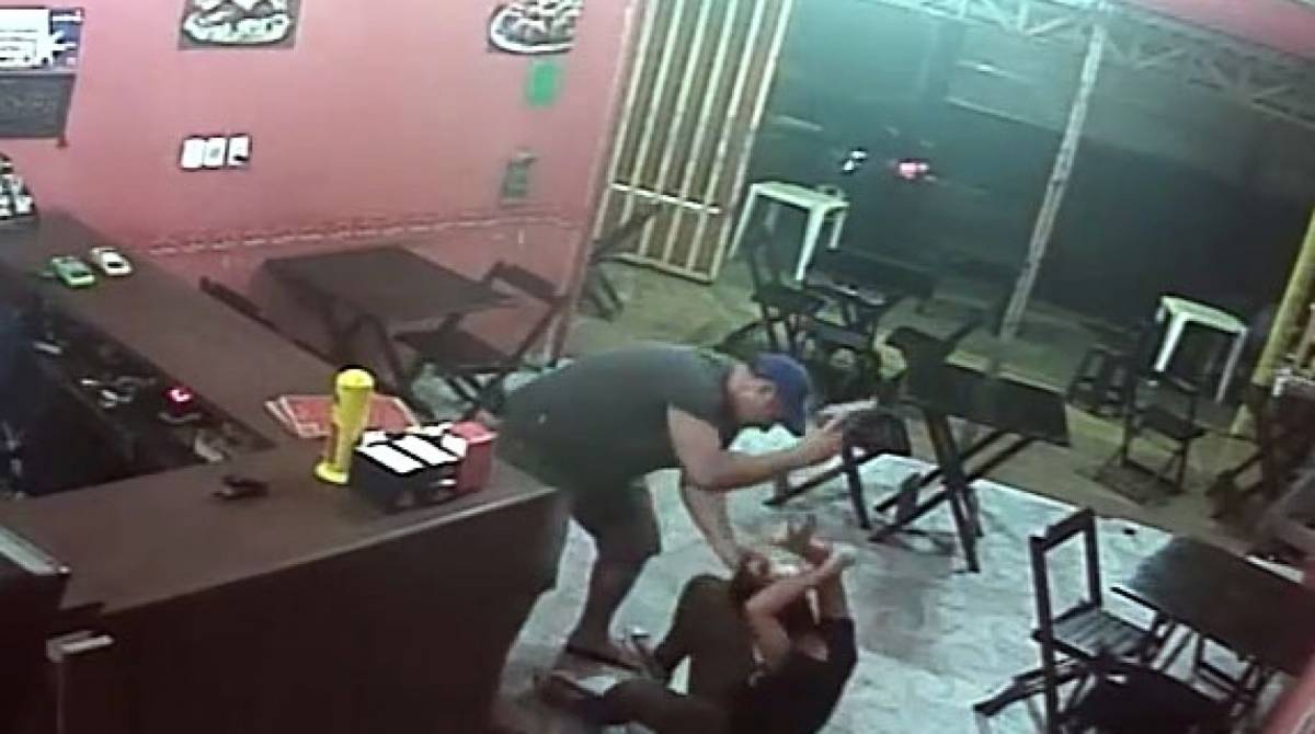 Câmaras de segurança do local flagraram as agressões do PM - WhatsApp O DIA 98762-8248