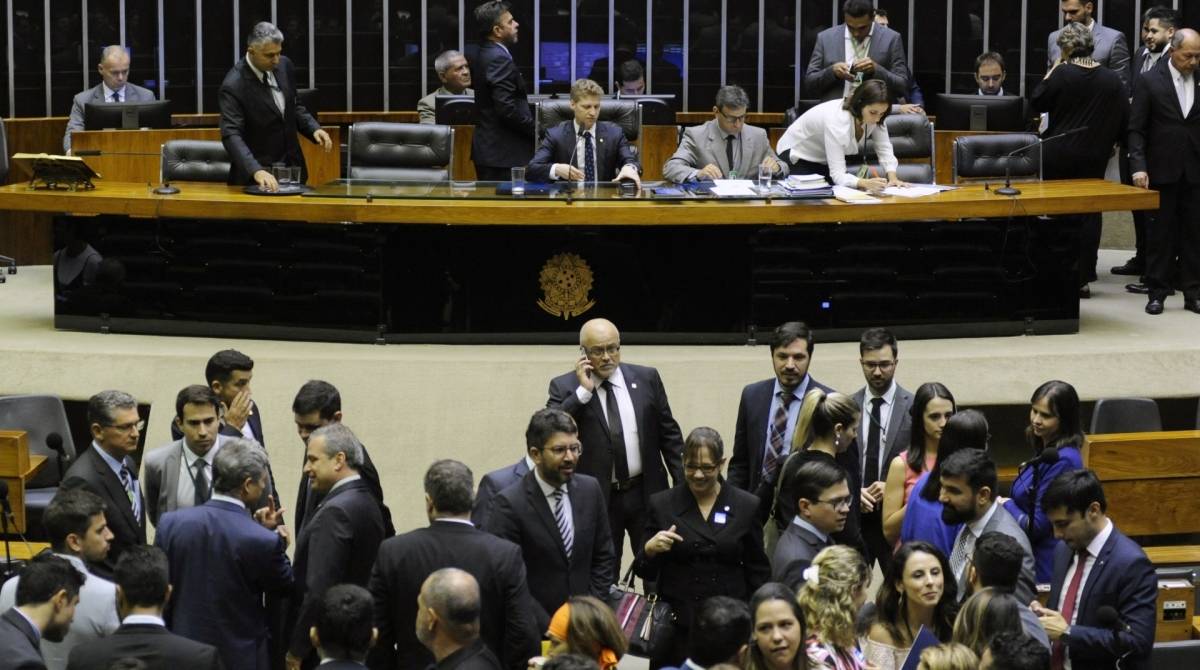 Propostas de Bolsonaro emperram na Câmara dos Deputados