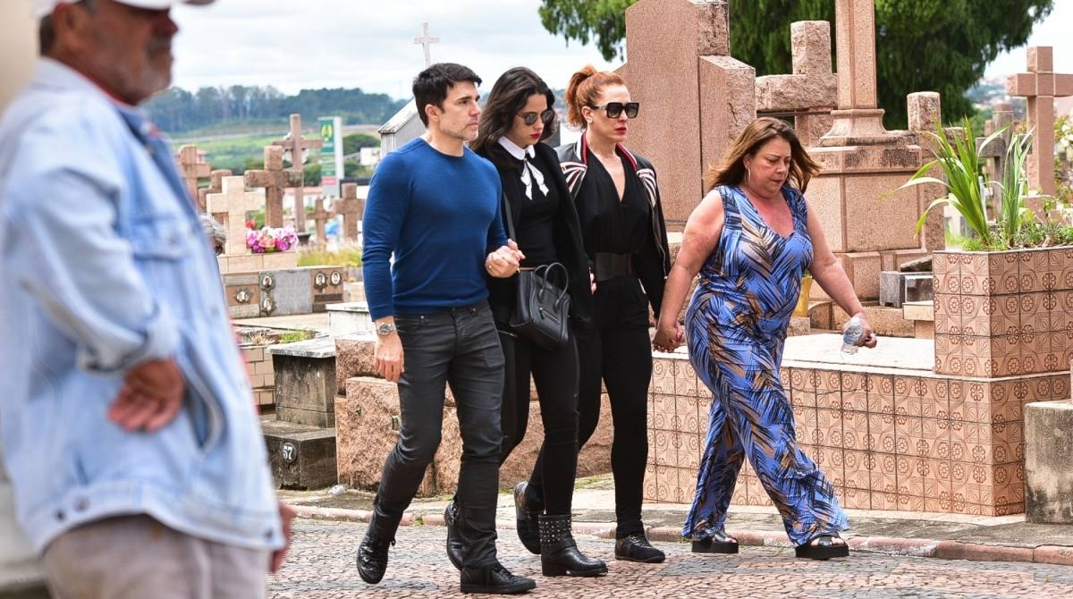 Jarbas Homem de Mello, Sophia Raia e Claudia Raia no enterro de dona Odette - Ag. News