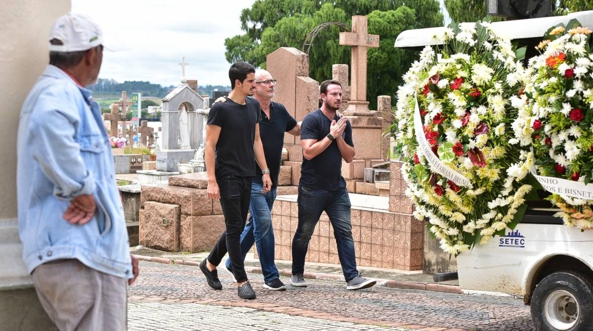 Enzo Celulari (à direita) no sepultamento da avó