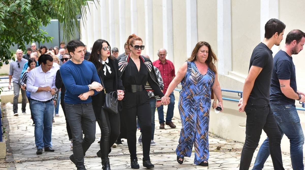 Jarbas Homem de Mello, Sophia Raia e Claudia Raia no enterro de dona Odette