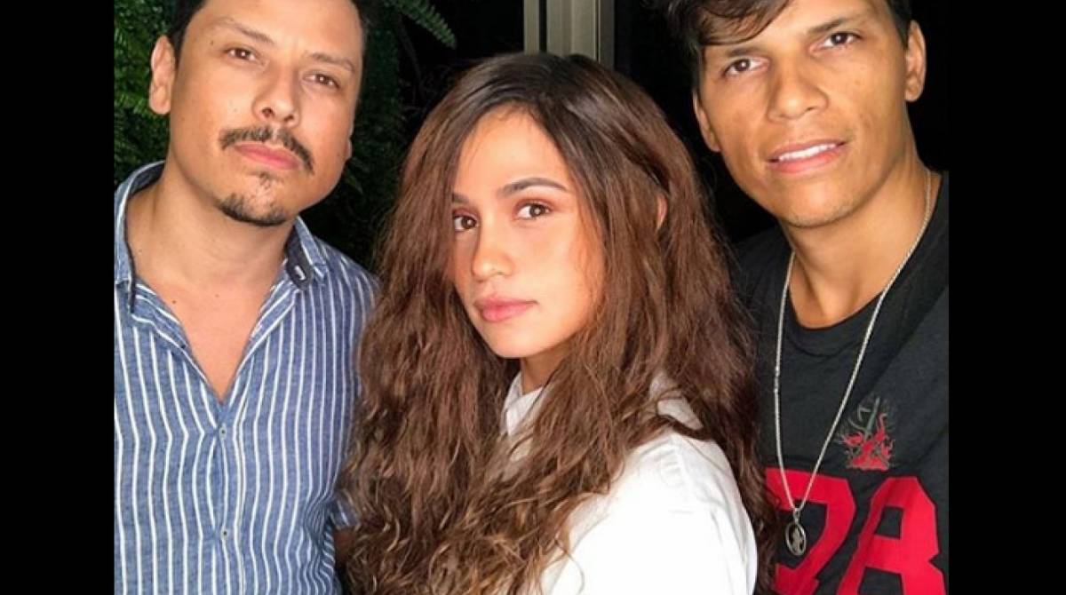 Nanda Costa com os cabeleireiros responsáveis por sua mudança de visual - Reprodução Internet