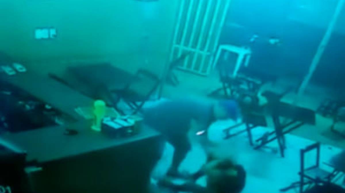 Agressões foi registrada por uma câmera de segurança do local