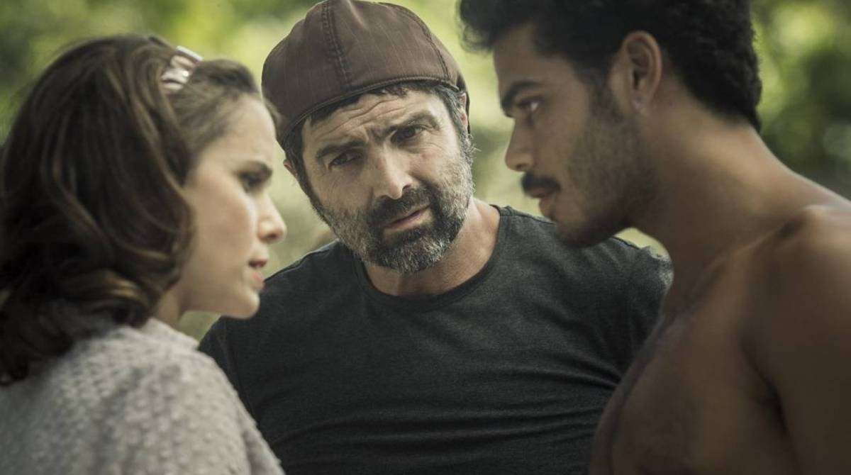 Carlos Manga Jr. dirige Débora Falabella e Enzo Romani