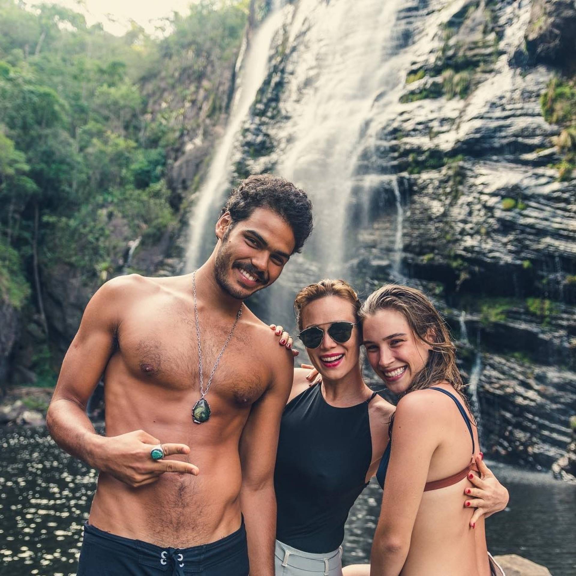 Enzo Romani, Mariana Ximenes e Marcela Fetter em uma cachoeira em Catas Altas, cidade onde gravaram a minissérie \'Se Eu Fechar os Olhos Agora\'
