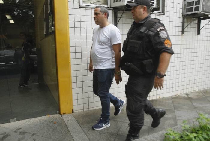Chegada na 32DP, do Policial que agrediu mulher em lanchonete. Na foto, o agressor Augusto Cesar Lima Santana. Estefan Radovicz / Agência O Dia CIDADE,RIO,AGRESSÃO,PM - Estefan Radovicz / Agencia O Dia Chegada na 32DP, do Policial que agrediu mulher em lanchonete. Na foto, o agressor Augusto Cesar Lima Santana. Estefan Radovicz / Agência O Dia CIDADE,RIO,AGRESSÃO,PM - Estefan Radovicz / Agencia O Dia