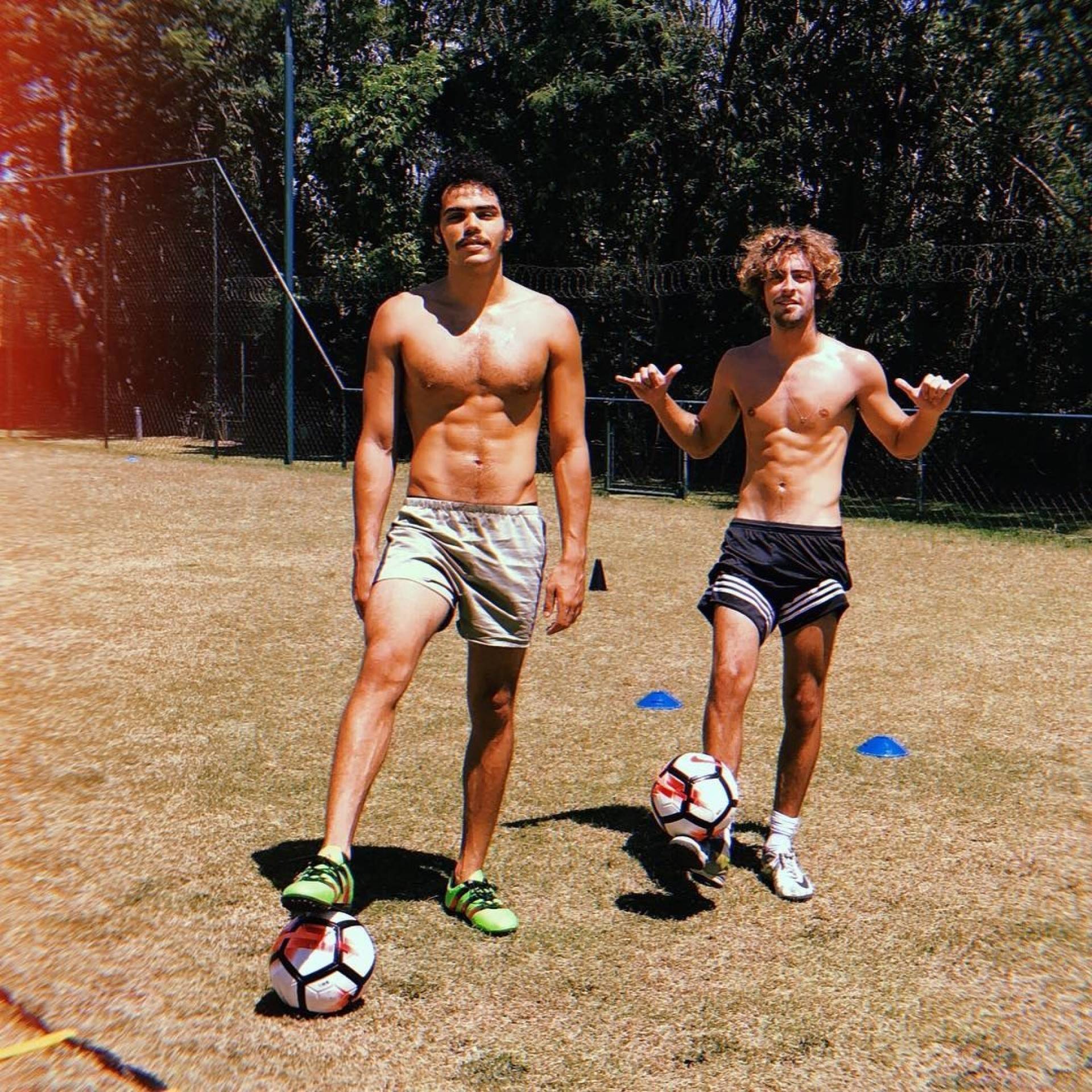 Enzo Romani e Eike Duarte nos bastidores da minissérie \'Se Eu Fechar os Olhos Agora\'