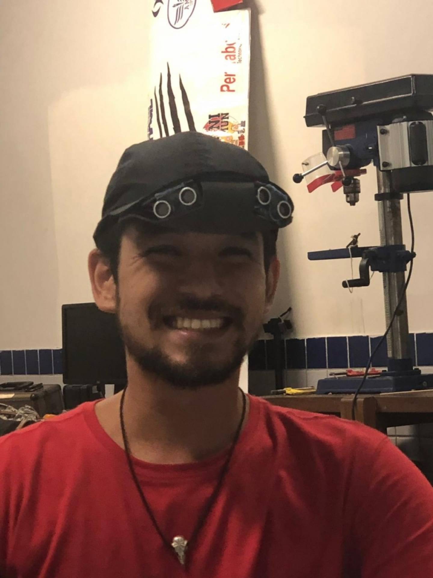 Giovanni Enokibara, um dos integrantes da equipe brasileira, com o prot&oacute;tipo.