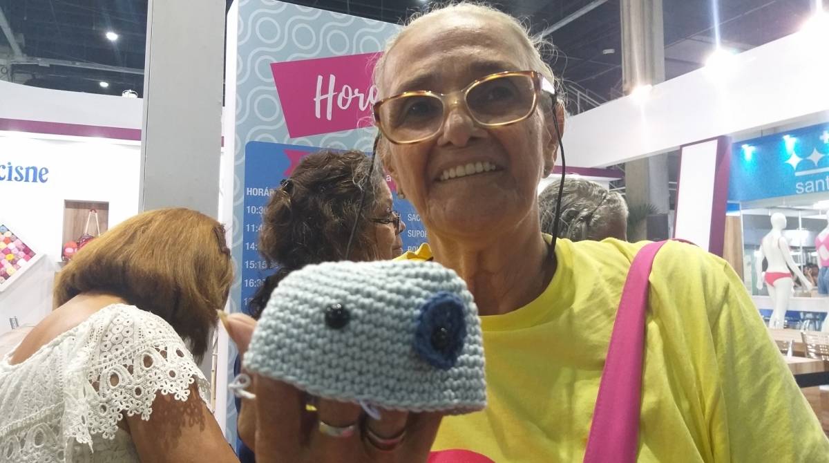 Magali Dias, de 75 anos, mostra o bichinho de tricô que produziu