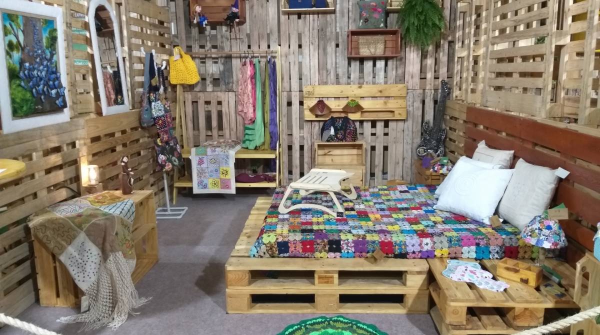 A Casa Ecológica foi uma das atrações da 13ª edição da feira Rio Artes Manuais. Foram quatro cômodos com móveis feitos de pallet e decoração toda em artesanato - Divulgação