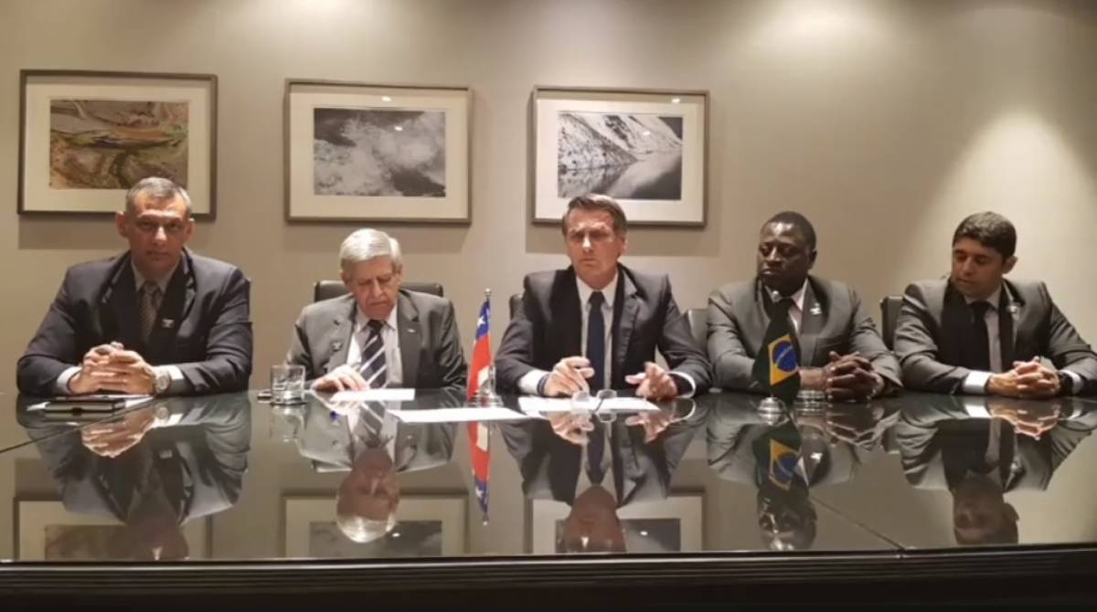 Bolsonaro faz transmissão ao vivo do Chile  - Reprodução/ Facebook