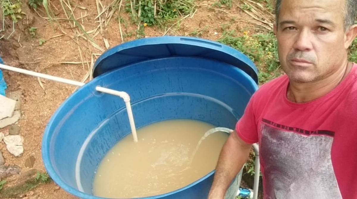 O fot&oacute;grafo Andr&eacute; Luis da Silva mostra a colora&ccedil;&atilde;o da &aacute;gua retirada de um po&ccedil;o artesiano no Camarista M&eacute;ier - Andr&eacute; Luiz Bezerra / Divulga&ccedil;&atilde;o