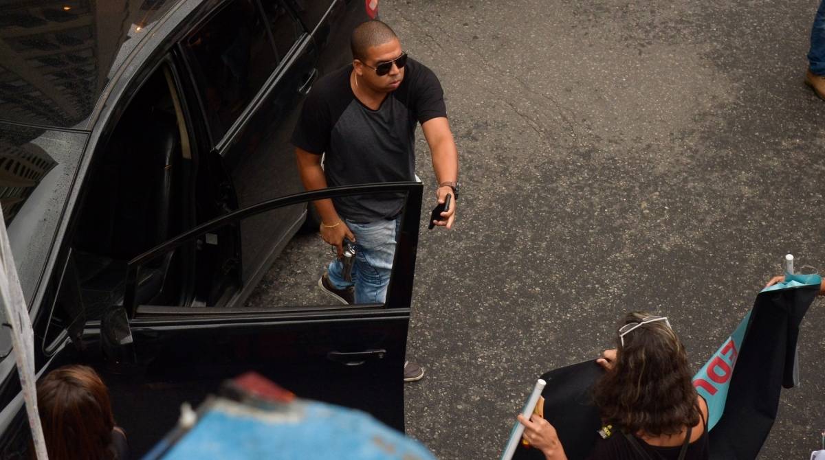 RIO DE JANEIRO, RJ, 22.03.2019 -  MANIFESTA&Ccedil;&Atilde;O-RJ - Homem armado discute durante manifesta&ccedil;&atilde;o contra a reforma da previd&ecirc;ncia, no Rio de Janeiro nesta sexta-feira, 22. Foto: Clever Felix/Parceiro/Ag&ecirc;ncia O Dia