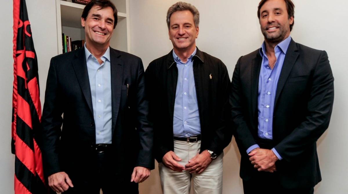 Rodolfo Landim posa ao lado de diretores da BS2 - Divulgação