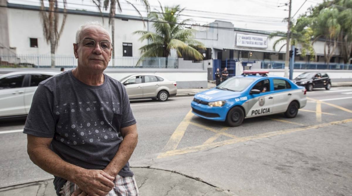 Personagem Jose Margarido, 62 anos, morador de niteroi opina sobre a prisao do Ex Governador Moreira Franco. Foto Marcio Mercante / Agencia O Dia.