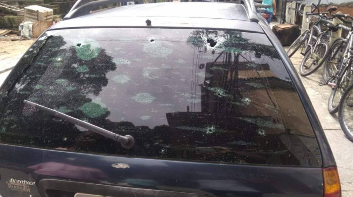 Carro ficou cheio de marca de disparos durante tiroteio nos morros dos Cabritos e Tabajaras, em Copacabana