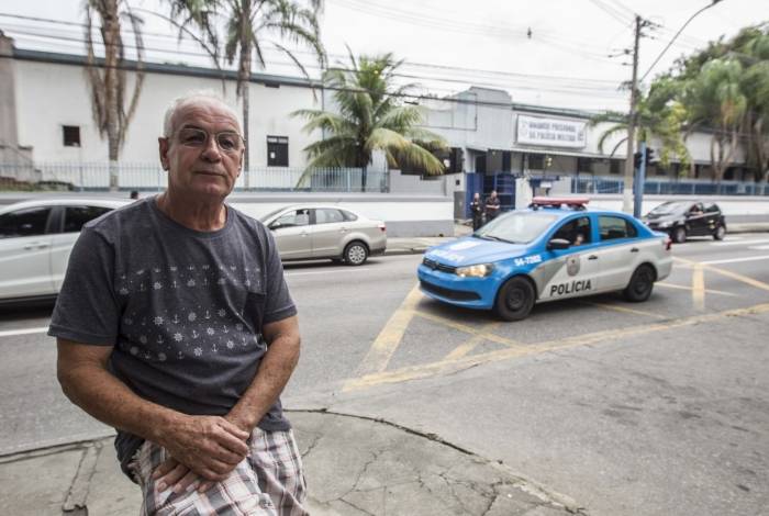 Personagem Jose Margarido, 62 anos, morador de niteroi opina sobre a prisao do Ex Governador Moreira Franco. Foto Marcio Mercante / Agencia O Dia.