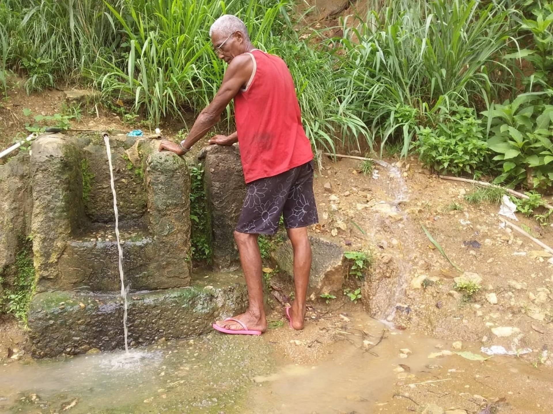 Falta de saneamento b&aacute;sico no Camarista M&eacute;ier exp&otilde;e moradores a risco